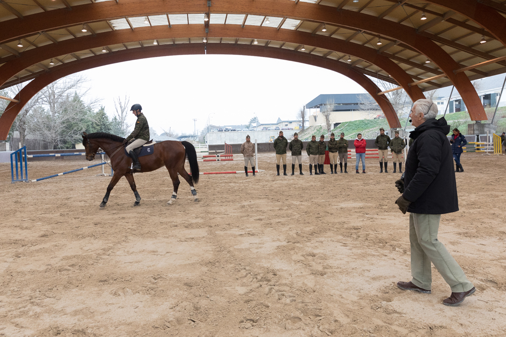 Jinetes y oyentes atienden a las explicaciones de LAC
