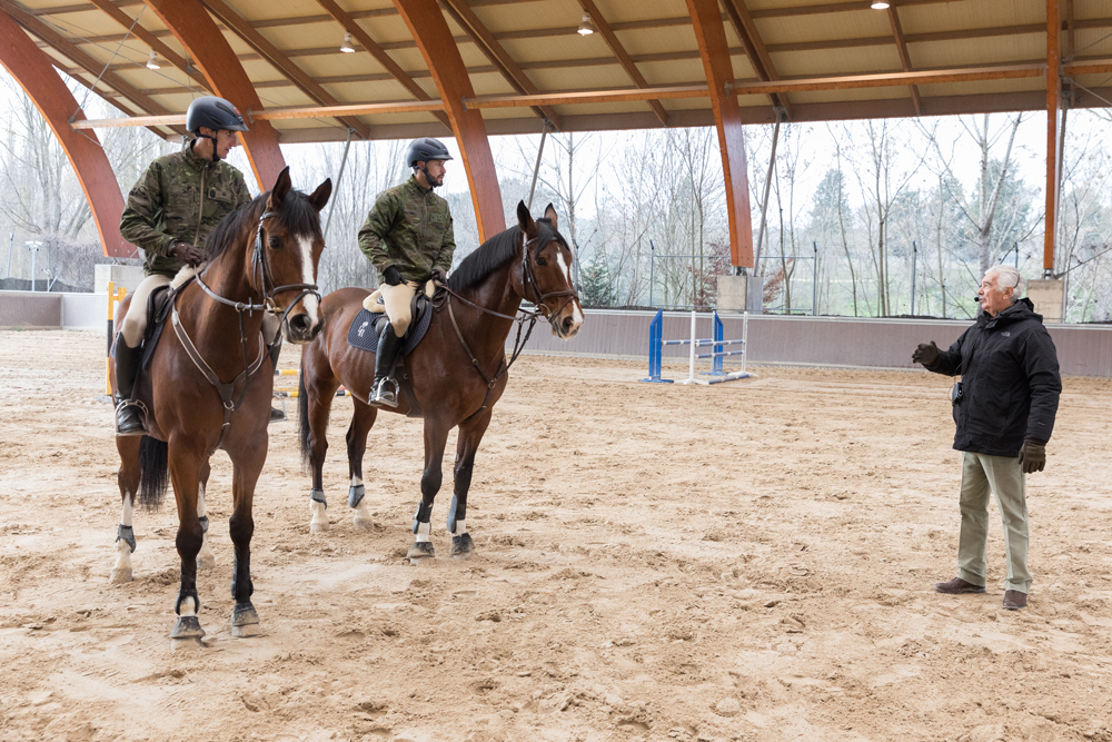 LAC da unas indicaciones a los jinetes al comienzo del Clinic
