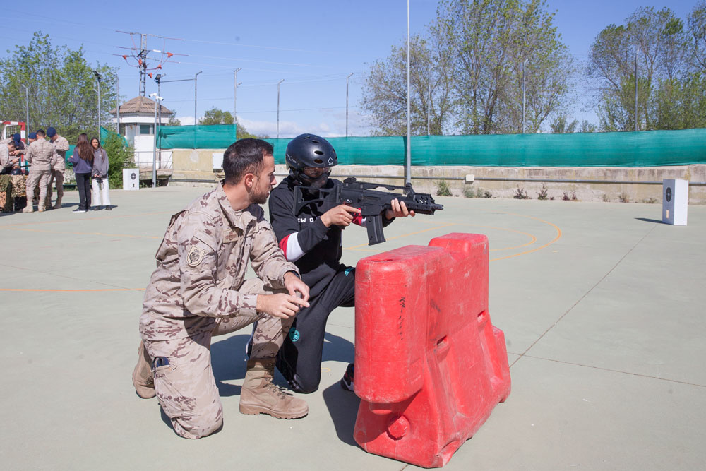 Imagen de un alumno durante un ejercicio de airsoft