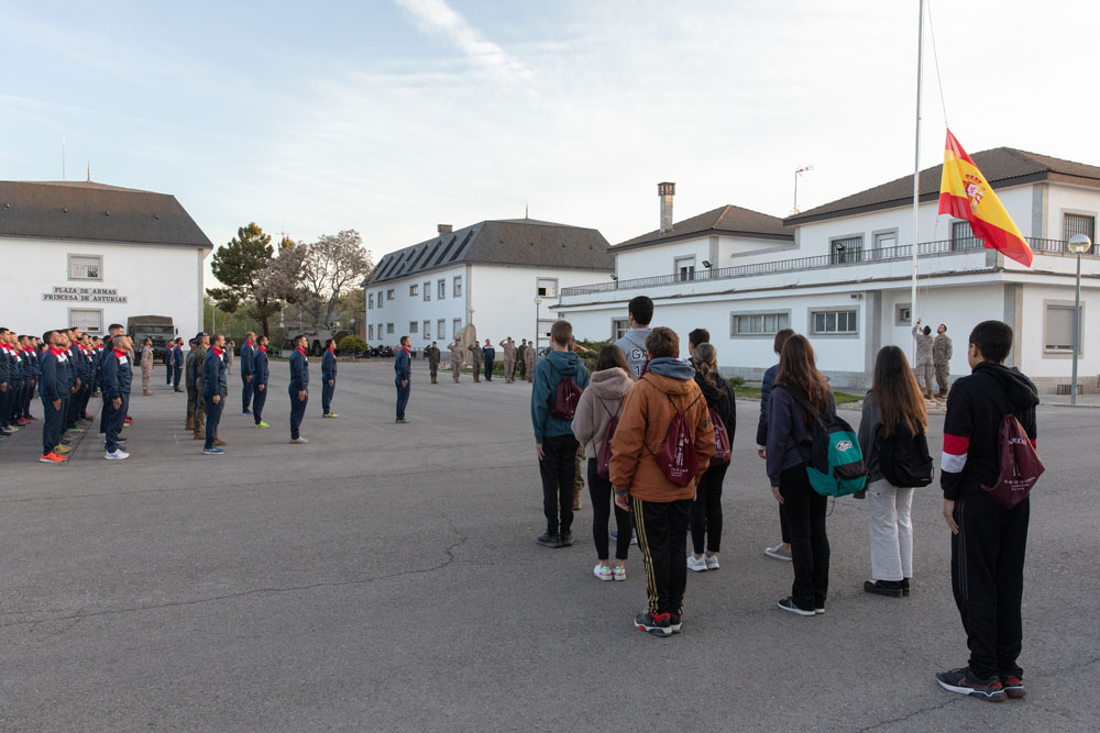 Instantánea de los alumnos durante el izado de Bandera 