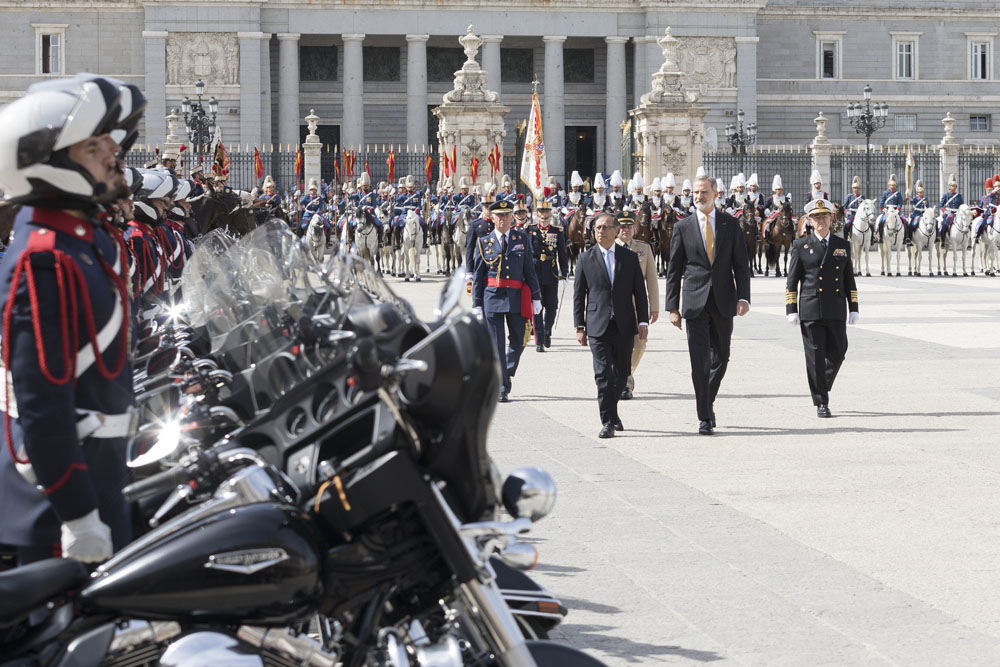 S. M. el rey y el presidente Petro pasando revista a la Guardia Real