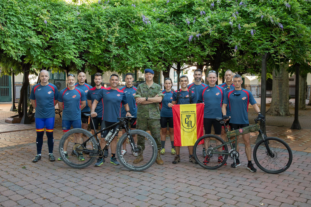 El equipo de la Guardia Real antes de comenzar su peregrinación ciclista