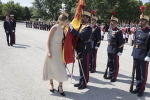 Instantánea de una jurando besando la bandera de España de la Guardia Real