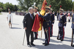 Instantánea de un jurando besando la bandera de España de la Guardia Real