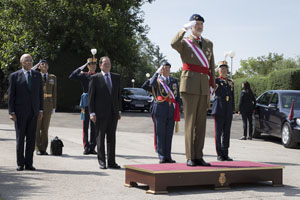 Su Majestad el Rey durante las salvas de ordenanza