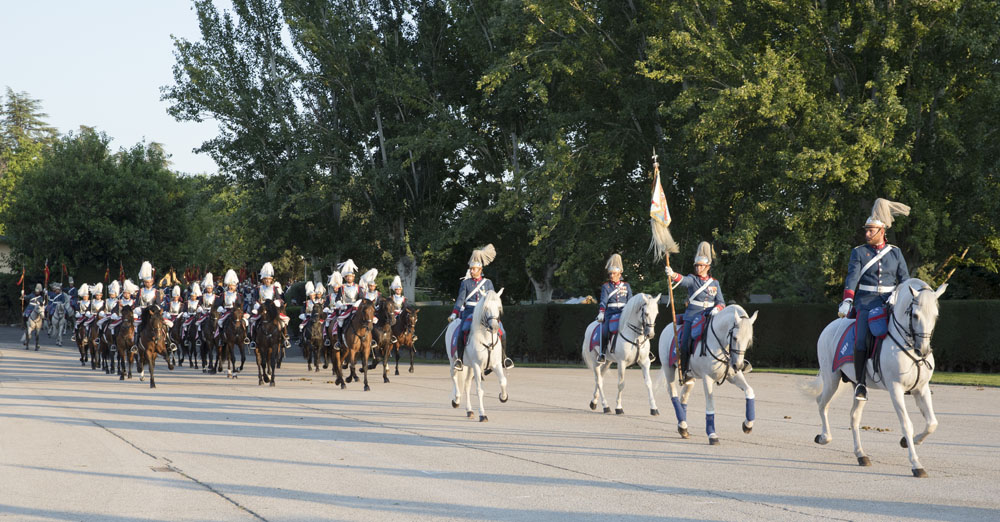 Desfile del Escuadrón de Escolta Real en la plaza de armas Reina Sofía
