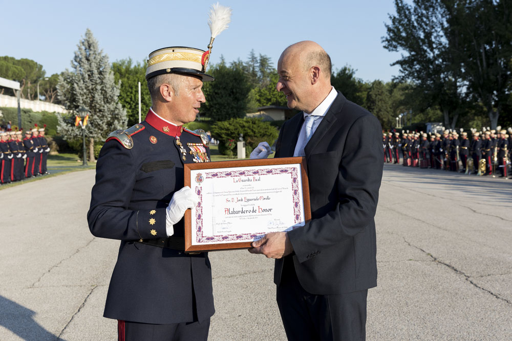 Instantánea del coronel Mateo entregando el diploma de alabardero de honor a don Jordi Figueruelo Beret