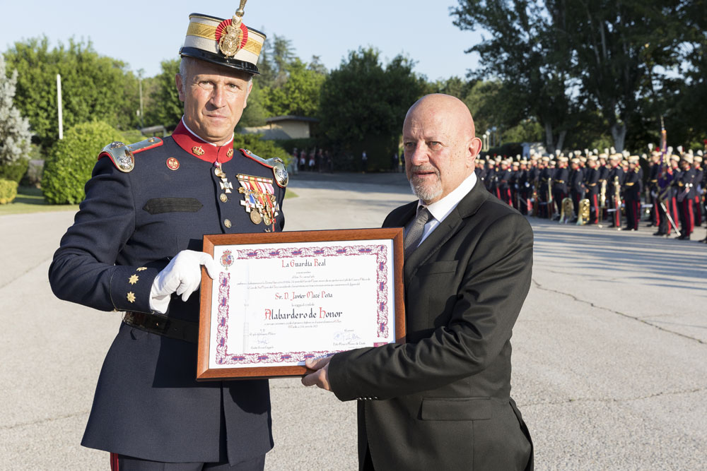 Instantánea del coronel Mateo entregando el diploma de alabardero de honor a don Javier Maté Peña
