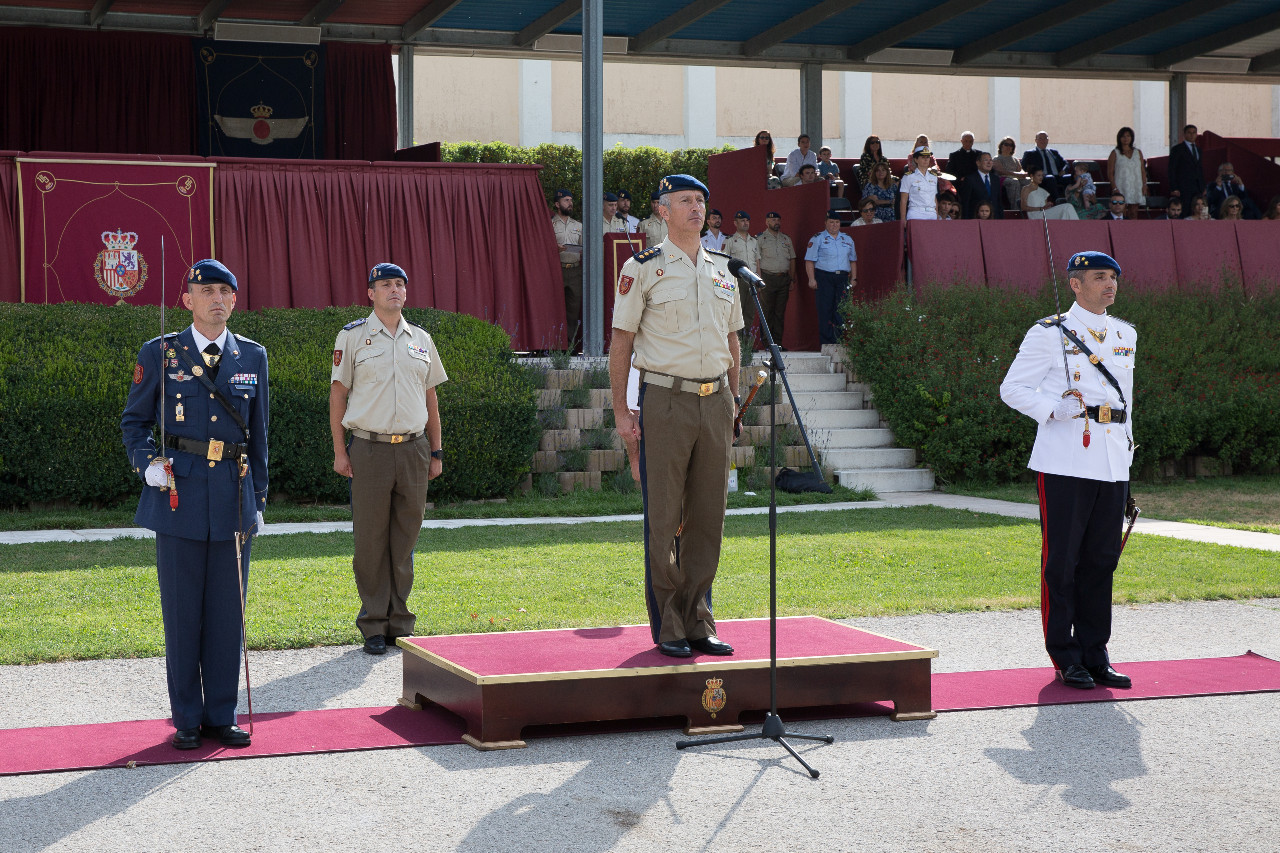 Los tenientes coroneles saliente y entrante en presencia del coronel jefe