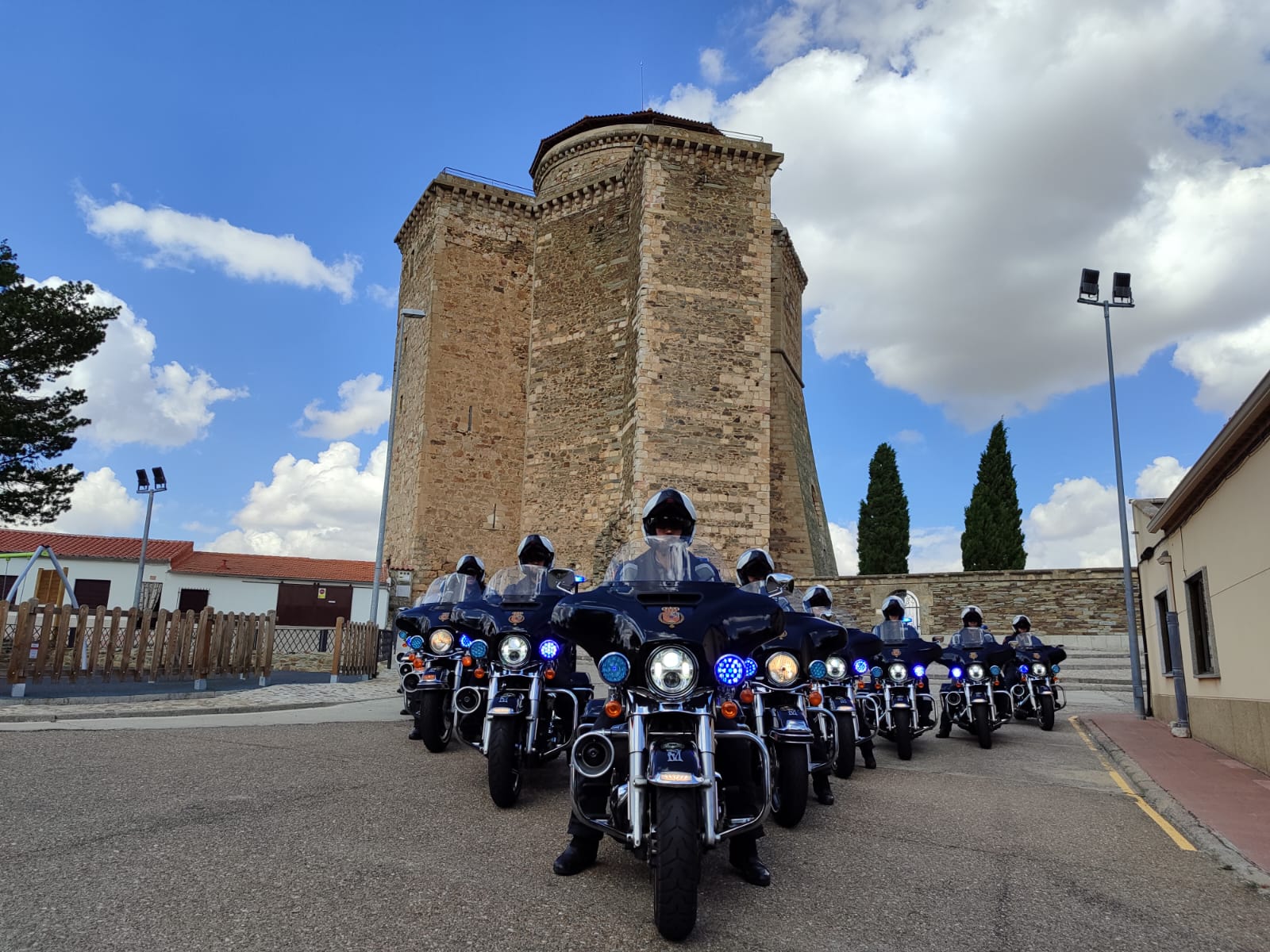 La sección de motos de la Guardia Real junto al Castillo de los Duques de Alba