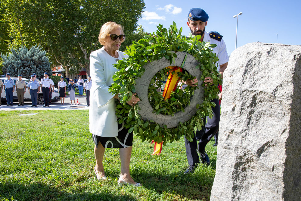 La madre de Luis y el jefe de la Cía Mar Océano depositan la corona en el monolito