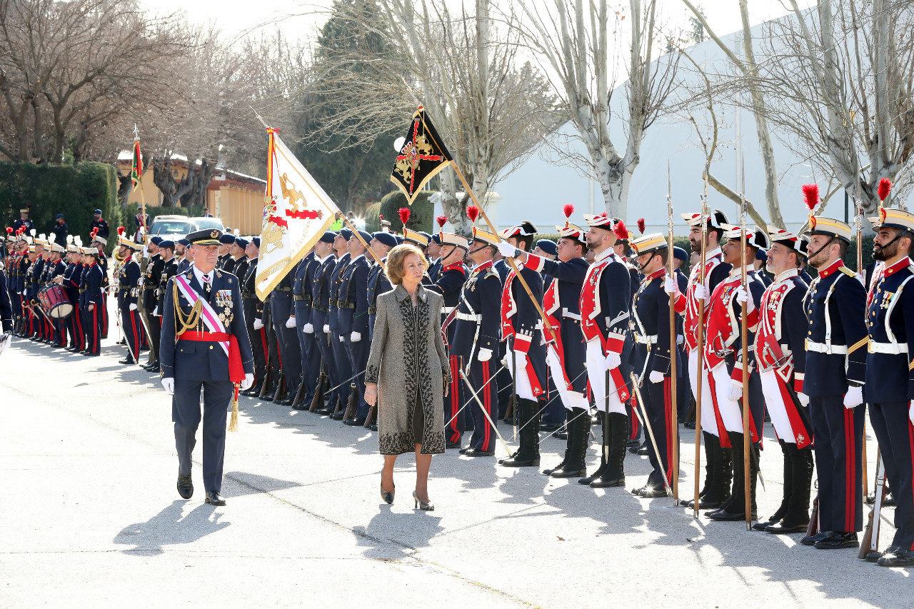 S. M. la Reina Sofía pasa revista a la formación de la Guardia Real. Foto Casa de S. M. el Rey