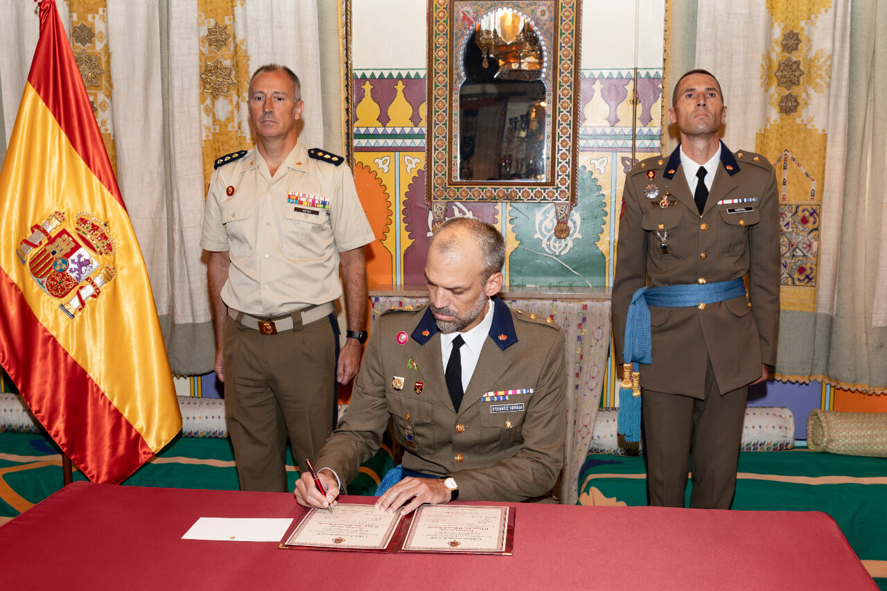 Firma del teniente coronel O’Donnell del acta de toma de mando