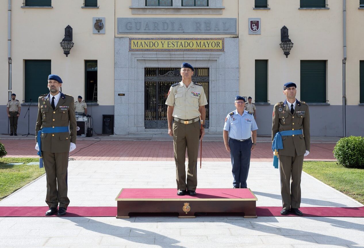 El jefe de Estado Mayor a la derecha del coronel Mateo