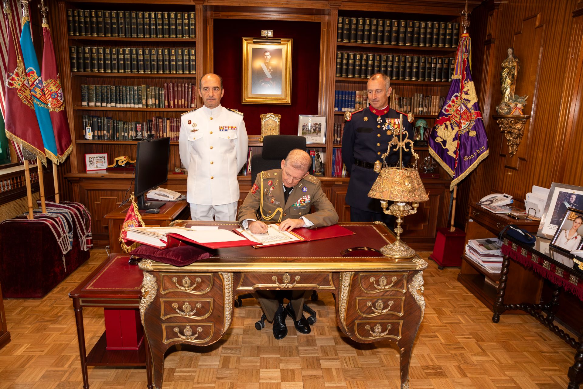 Instantánea del teniente general Diz firmando en el Libro de Honor de la unidad