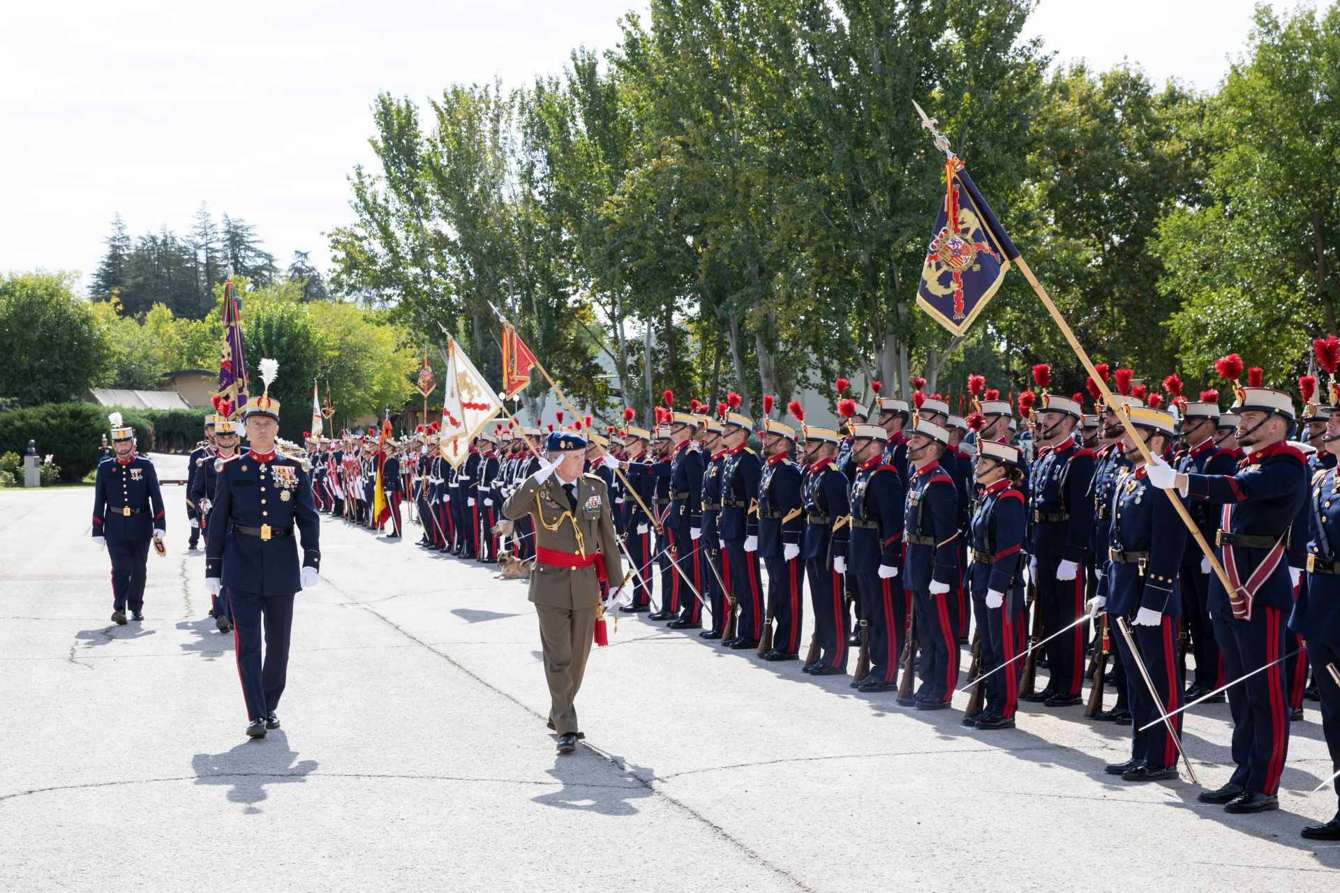 Imagen del teniente general Diz pasando revista a la Agrupación de Honores de la Guardia Real