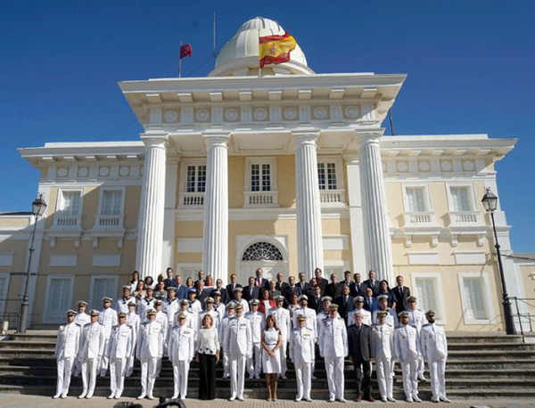 Fotografía de grupo de su Majestad el Rey con autoridades asistentes al acto y personal del edificio-laboratorio