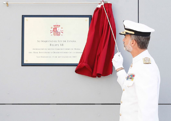 Don Felipe descubre una placa conmemorativa