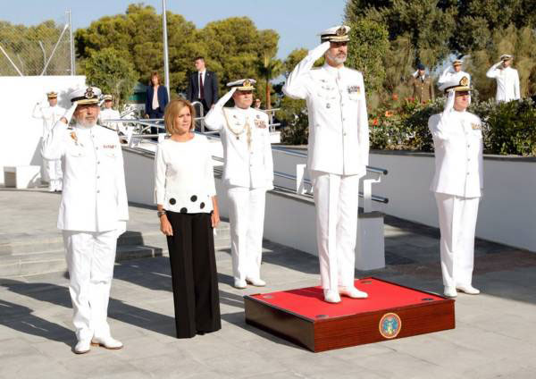 Su Majestad el Rey a su llegada al acto junto a la Ministra de Defensa D&ordf; María Dolores de Cospedal