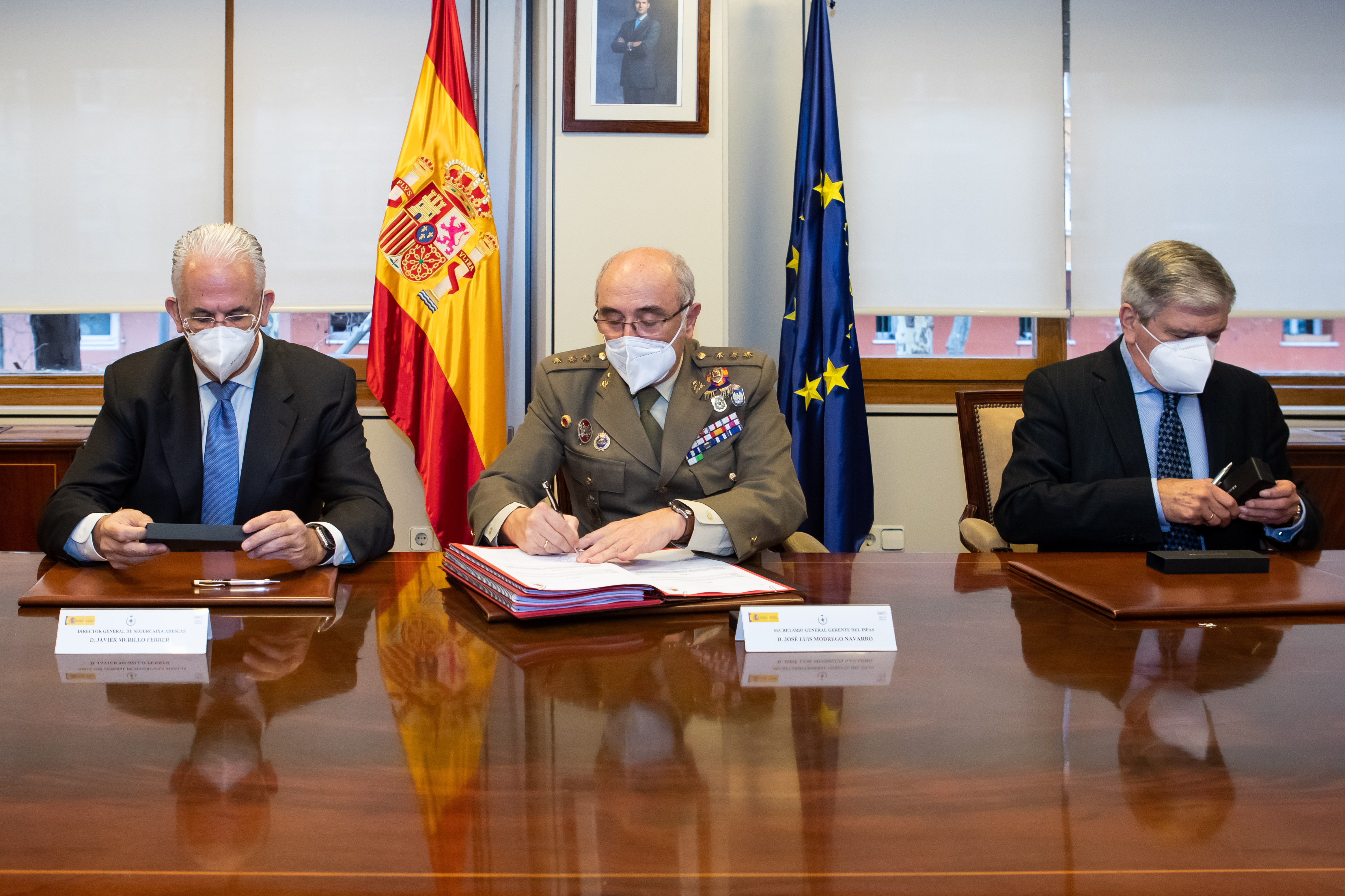 El Secretario General Gerente del ISFAS, Coronel José Luis Modrego, firma el Concierto