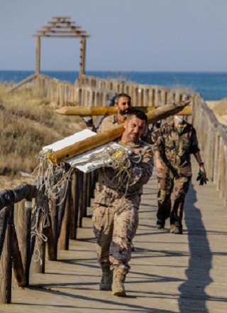 Militares colaborando en campaña SOS Chorlitejo 2021