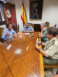 El pintor en la sala de Asambleas con el gran canciller, el censor y el jefe de la unidad administrativa