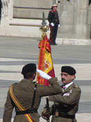 Foto: El Coronel Sanz y Calabria entrega el Estandarte Laureado del Regimiento Alcántara al Oficial abanderado.