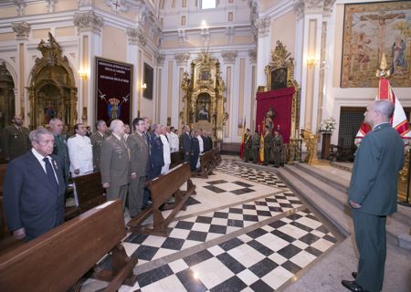 Banderas y Estandarte de la Orden en el presbiterio