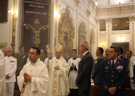 Entrada en el templo del Sr. Arzobispo Castrense