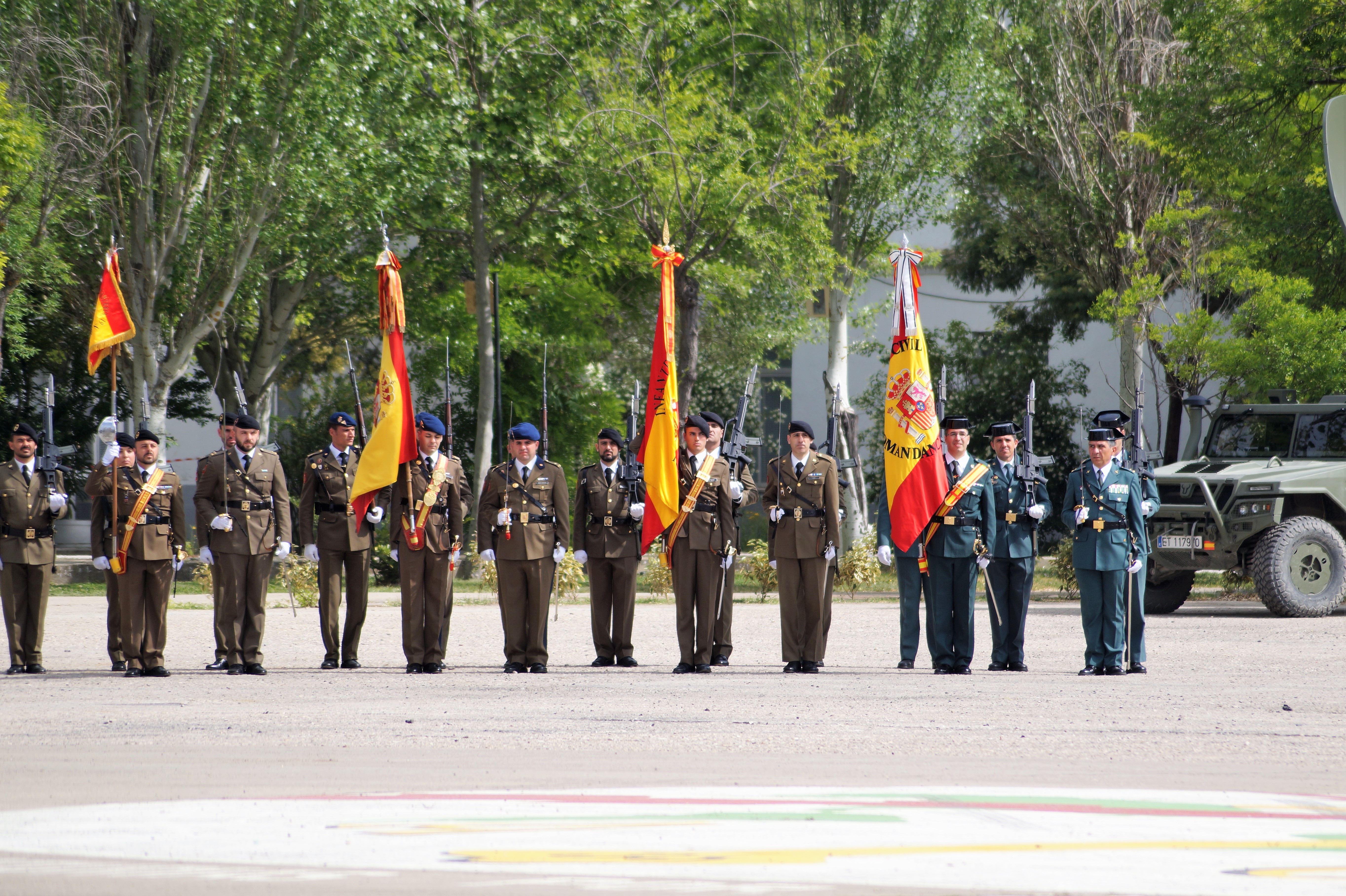 Banderas de Unidades pertenecientes a la Orden de San Fernando y Estandarte del RIAC Alcázar de Toledo 61