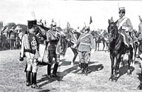 Foto: S.M. El Rey Alfonso XIII imponiendo la Corbata de la Laureada Colectiva.