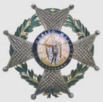 Cruz de 4&ordf; clase Laureada. Para Brigadieres y Generales. La de 5&ordf; clase o Gran Cruz, era la misma con la Banda.