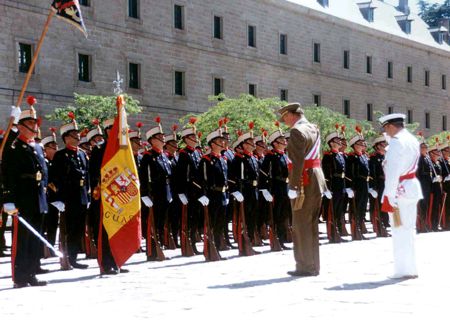 Revista a la Agrupación de Honores de la Guardia Real