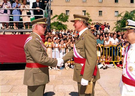 Saludo de S.M. el Rey al Gran Canciller de la Orden