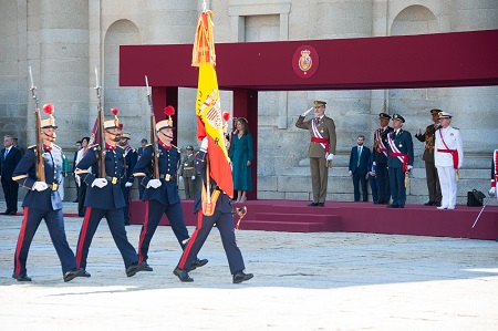 Desfile. Paso de la Bandera ante S. M. el Rey