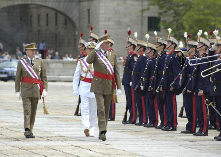 S.M. el Rey pasa revista a la Agrupación de Honores