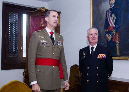 S.M. el Rey con el Gran Canciller de la Orden