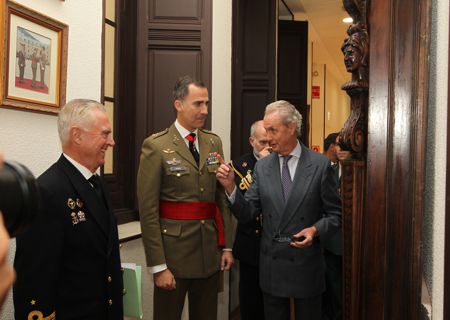 S.M. el Rey con el Ministro de Defensa y el Gran Canciller de la Orden