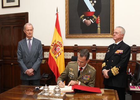 S.M. el Rey firmando en el Libro de Honor de la Cancillería