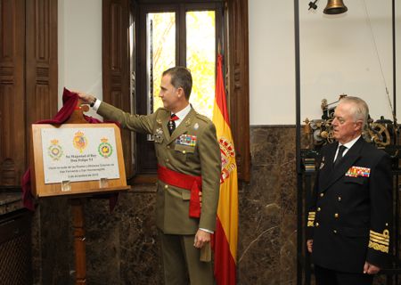 S.M. el Rey descubriendo la placa conmemorativa de la visita