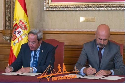 El Subsecretario de Defensa, Alejo de la Torre de la Calle, y el Vicepresidente de la Confederación de Asociaciones Empresariales (FAE) de Burgos, Gonzalo López Recio, firman un convenio entre ambas entidades.
