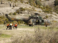 Prácticas de evacuación sanitaria en un helicóptero HU-27 “Cougar” del BHELEME II