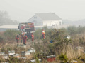 Miembros de la UME protegen una vivienda en el incendio de Sisitin (Ourense)