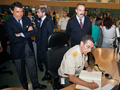 El general César Muro firma en el Libro de Honor, en presencia del presidente Ignacio González.