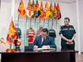 El ministro Rodrigo Hinzpeter plasma su rúbrica en el Libro de Honor de la UME, en presencia del teniente general César Muro.