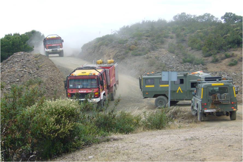 El II Batallón de Intervención en Emergencias se adiestra en una emergencia ocasionada por un gran incendio forestal en el Campo de Maniobras y Tiro de Cerro Muriano (Córdoba).