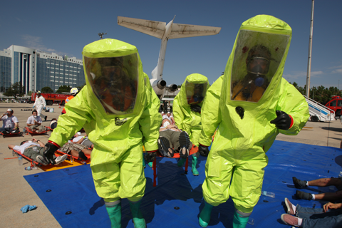 La UME colaboró con equipos de rescate y de descontaminación NRBQ, en un simulacro de accidente con víctimas por contaminación radiológica, en el aeropuerto de Madrid-Barajas