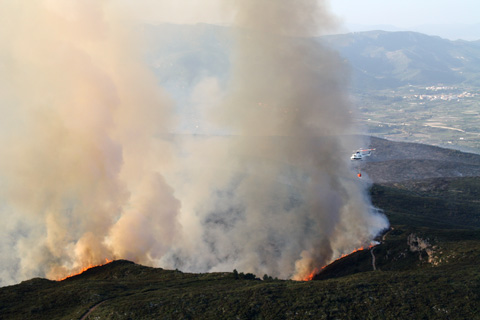 El pasado viernes 8 de abril se inicio el primer gran incendio forestal del a&ntilde;o 2011, arrasando cerca de 1400 hect&aacute;reas de los municipios valencianos de Benicolet, Almisarent, R&oacute;tova y Lluxent