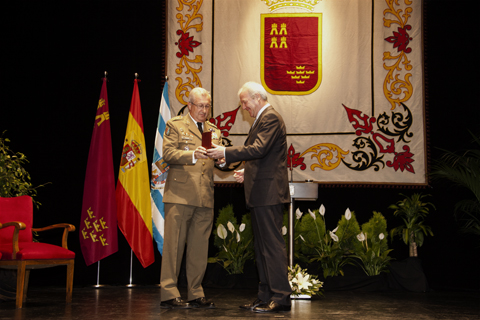 El general Rold&aacute;n recoge la Medalla de Oro de la Regi&oacute;n de Murcia