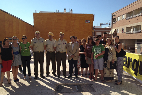 El alcalde de Lorca, junto con el coronel Usategui y una representaci&oacute;n de vecinos del inmueble